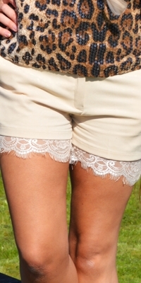 Blonde shorts med blondekant i beige